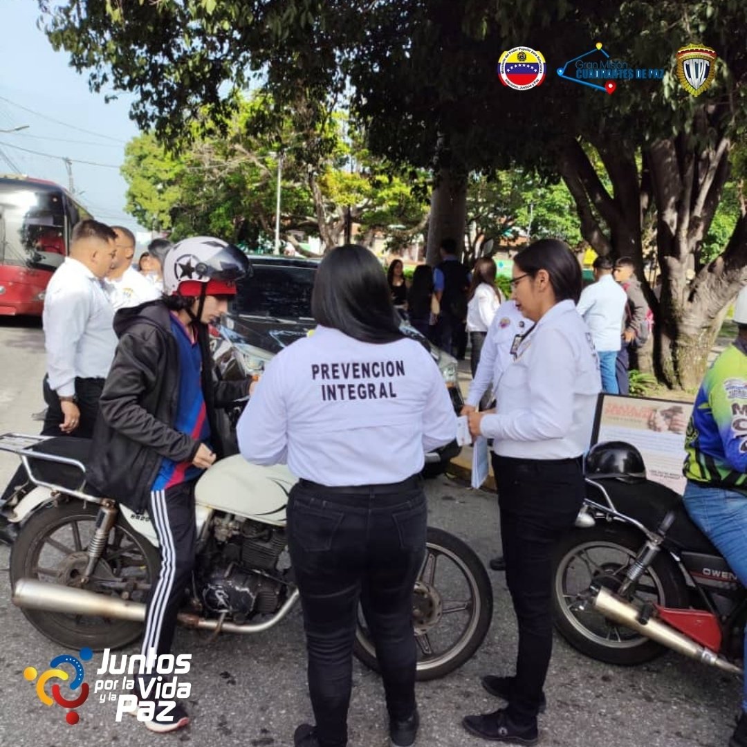 Funcionarios adscritos a la Delegación Estadal Mérida, realizaron un diálogo dirigido a los transeúntes del sector La Parroquia en el municipio Libertador, Mérida.

<a href="/MijpVzla/">MPPRIJP</a> <a href="/CeballosIchaso1/">@FuerzaDinamica Remigio Ceballos Ichaso</a> 
<a href="/NicolasMaduro/">Nicolás Maduro</a>

#VenezuelaSegura