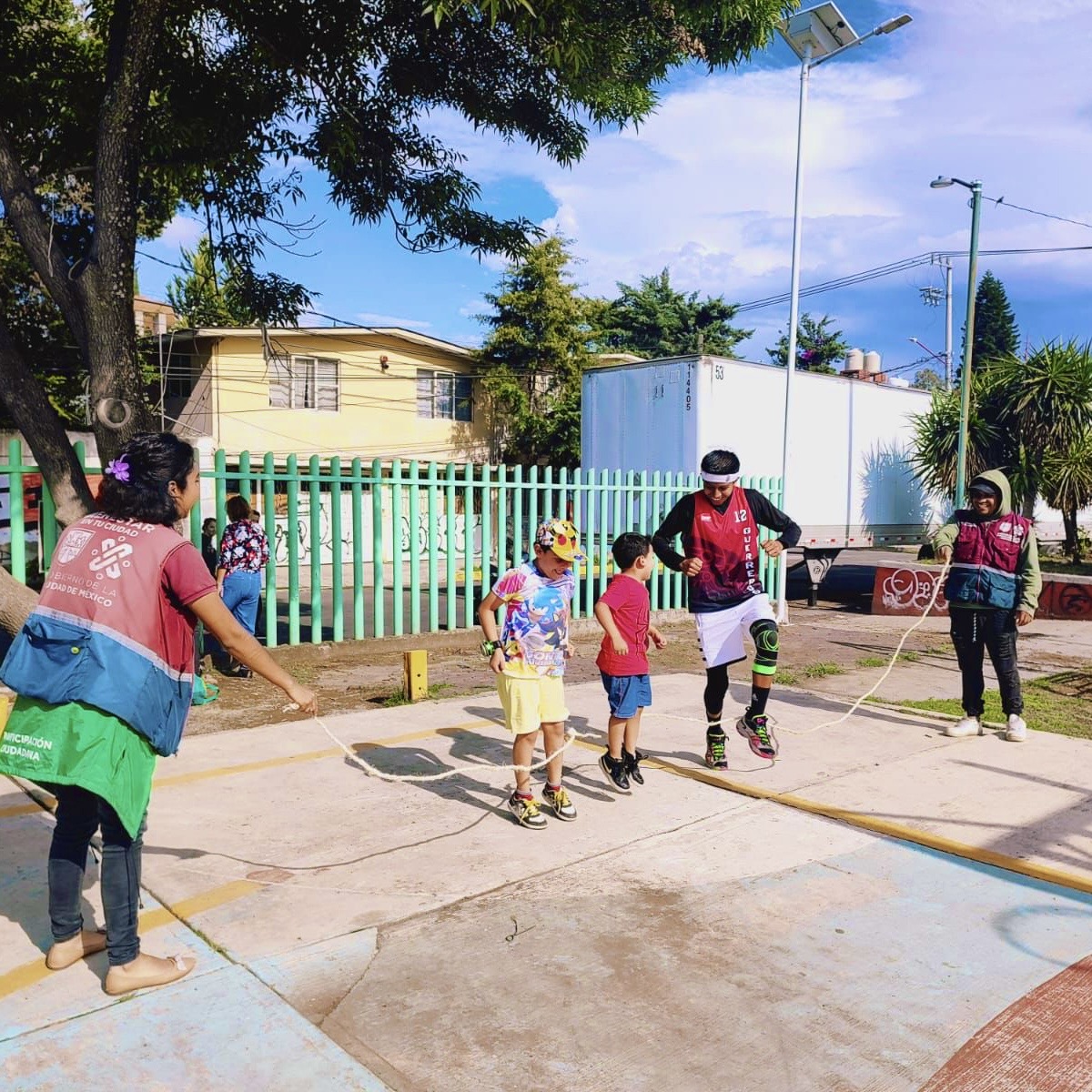 Todos_Somos_PC's tweet photo. ¡Fútbol y algo más! ⚽️⚡️

En colaboración con #PontePila, el equipo de Participación Ciudadana de #SEBIEN te invita a disfrutar de este #MiércolesDeportivo con emocionantes actividades físicas para toda la familia. 👦🏻🙋🏻‍♀️

¡Te esperamos en la cancha! ☺️ https://t.co/aXczUVf0Ur