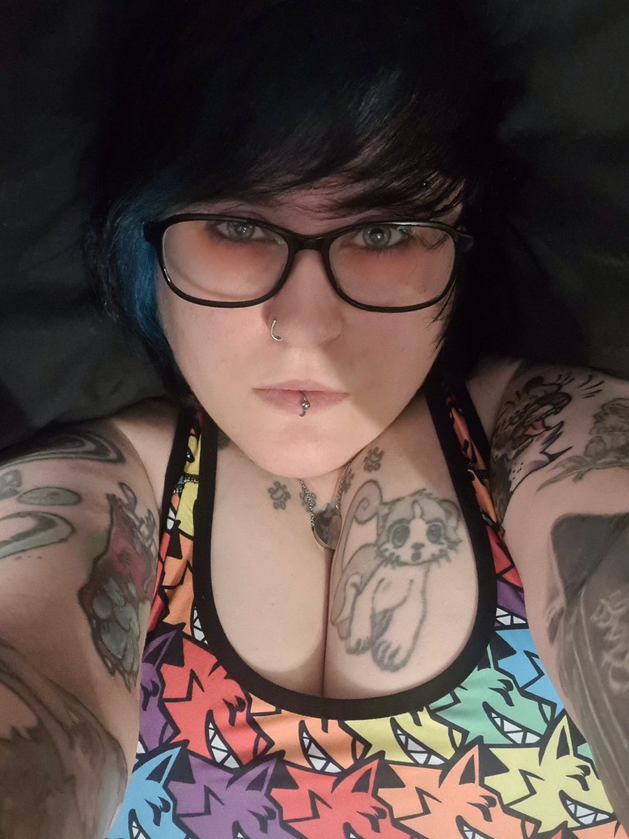 JenHamstar's tweet image. Getting back into my emo phase in time for 1000 lights ❤️