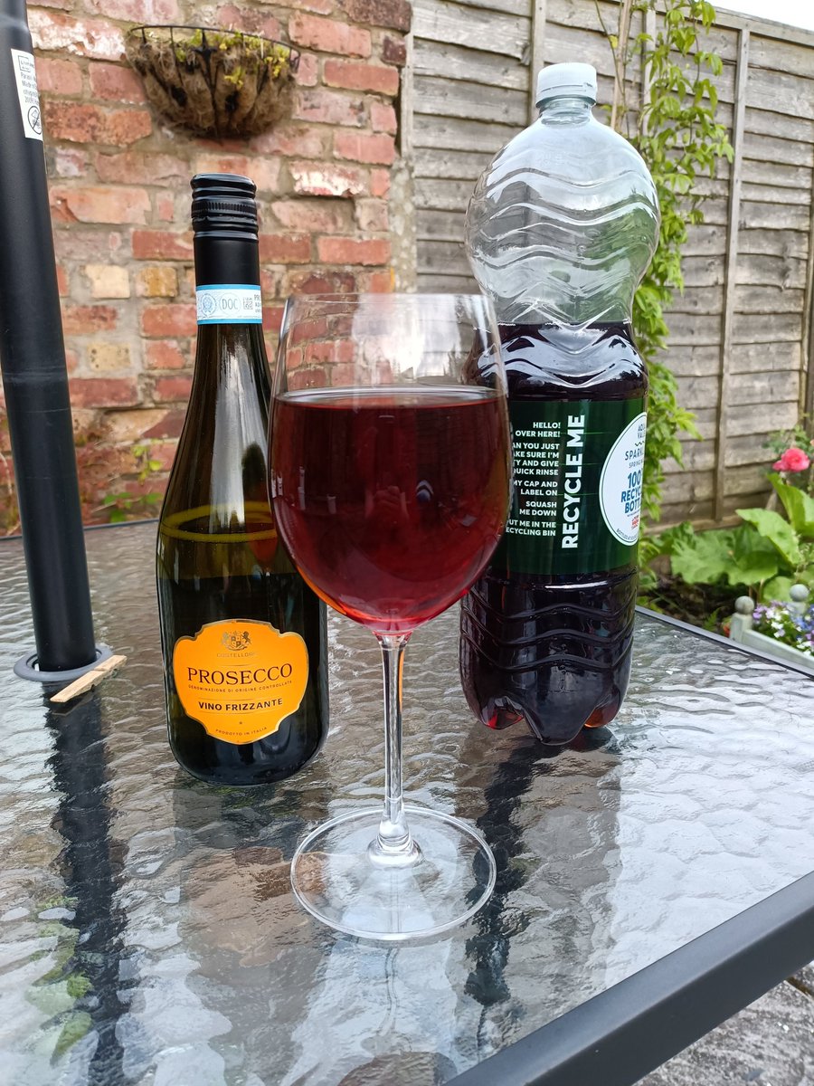 LancsMeadCo's tweet photo. When Mrs Mead has had a day....... Out comes the Druid's Delight 🤪 our fabulous Viking's Blood Mead and prosecco frizzante in 60/40 mix..... Pity the Stevenage and Glossop APC depots tomorrow...... 🤔🤣

#smallbusiness #mead #honey #RealMead #meadmaker #bloodycouriers https://t.co/H902Un8ySS