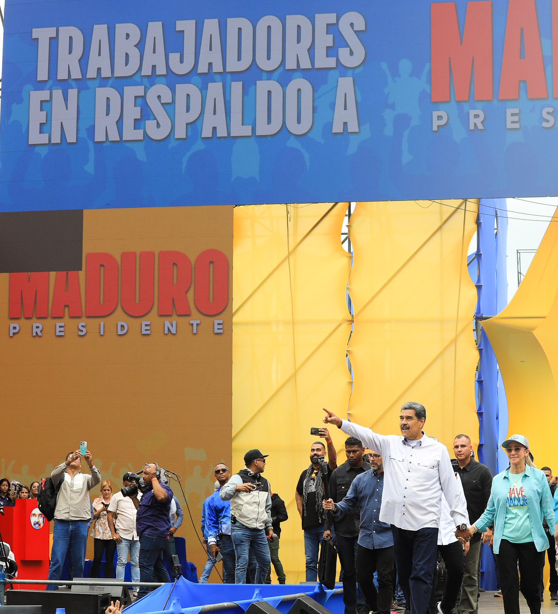 #Entérate 📰| Con un reconocimiento al accionar de sus hermanos y hermanas de clase, el presidente <a href="/NicolasMaduro/">Nicolás Maduro</a> inició "Acto Central de la Clase Obrera con Nicolás Maduro". 

“¡Que viva la clase obrera!. Que espectáculo tan hermoso con mis hermanos trabajadores, trabajadoras,