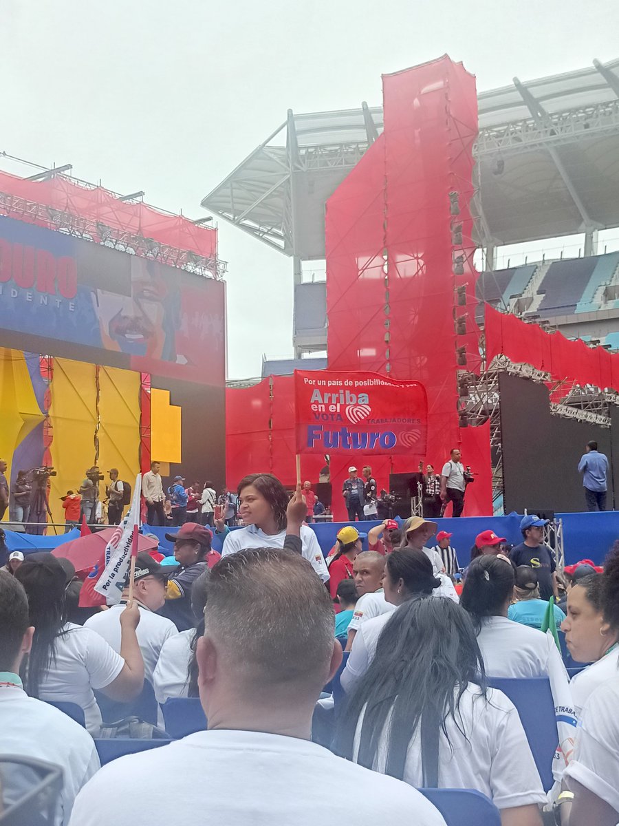 SitramecaB25's tweet photo. #17Jul Desde el Estadio Monumental "Simón Bolívar", la Clase Obrera del Metro de Caracas 🚇 respaldamos firmemente a nuestro Pdte Obrero @NicolasMaduro por los sueños colectivos de un mejor mañana, contra el bloqueo y por el socialismo✊🏻🇻🇪 
Vota arriba en el corazón❤️ #VotaFuturo https://t.co/a7hHc2DIV4