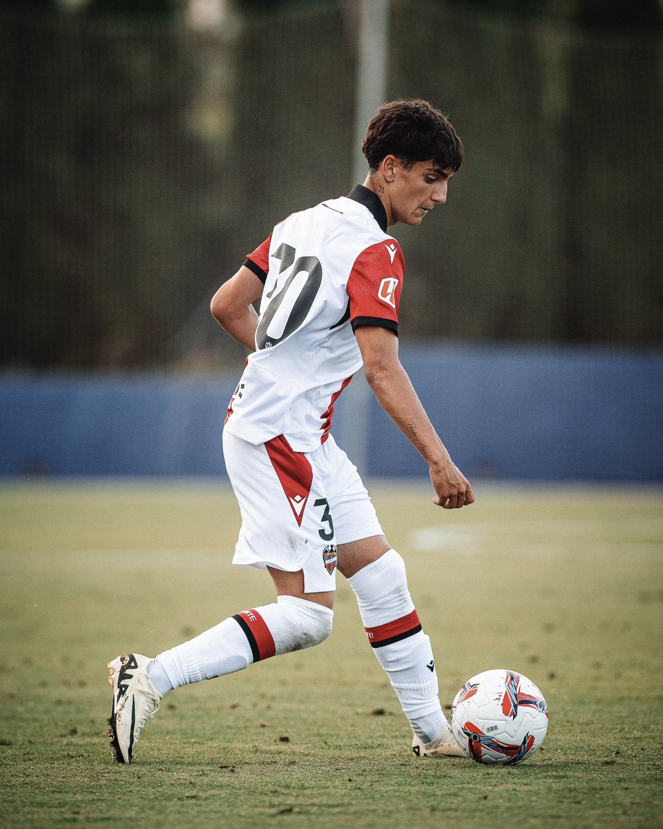 LevanteUD's tweet photo. 𝗩𝗜́𝗖𝗧𝝝𝗥 𝗝𝗥 🐸

Vaya talento, niño ✨ https://t.co/u1NyAWxexc