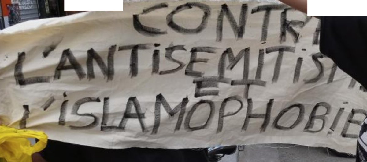 « Nous voulions protester contre l'honneur fait à Elise Goldfarb de porter la flamme alors qu'elle tient des propos génocidaires et propage la haine envers les musulmans en France ».  
Ils ont arboré un 🇵🇸 et cette banderole : « Contre l'antisémitisme et l'islamophobie ». 4/