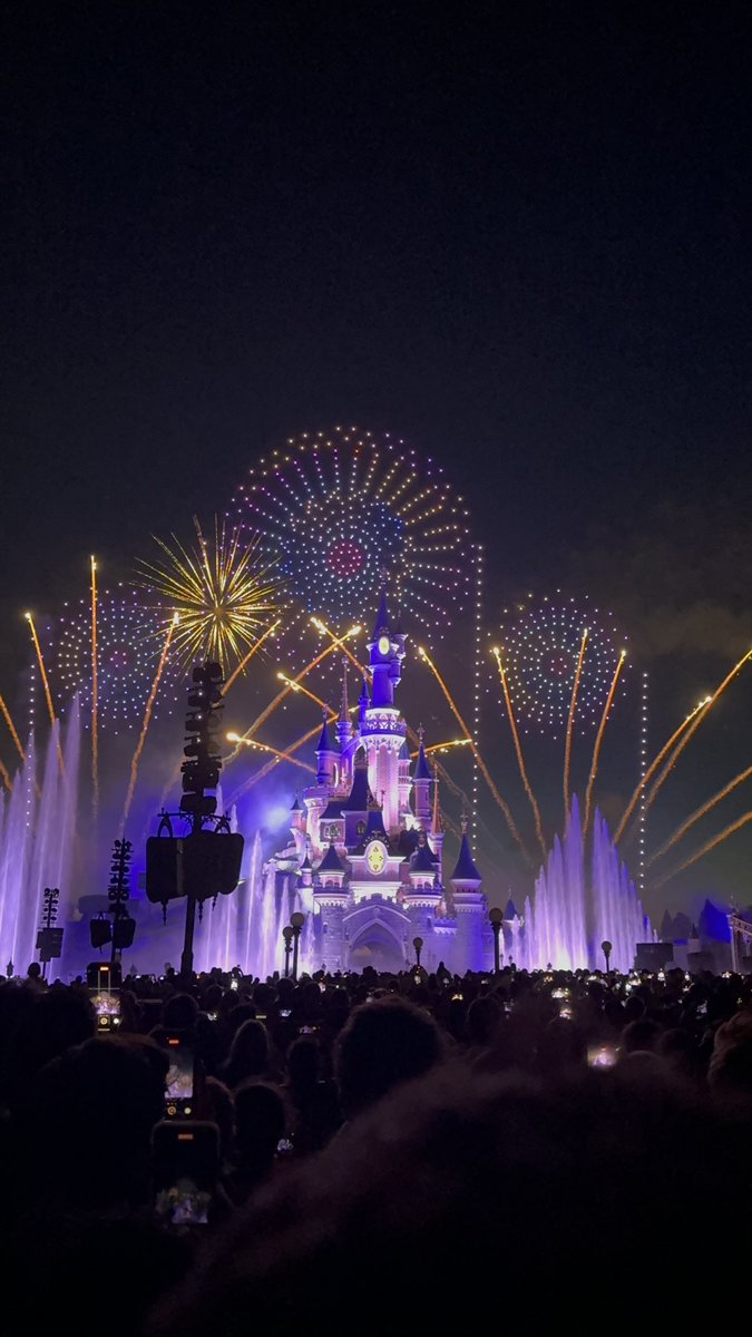 RemiCodron's tweet image. Ce dimanche 14 juillet, @DisneylandParis x @dronisos nous ont proposé un spectacle mélant feux d&apos;artifices et drones incroyable ! 🎇
Une justesse exceptionnelle pour le feu d&apos;artifice et plus de 1500 drones ! 
Bravo à toutes les équipes qui ont travaillé sur cet évènement ! 👏
