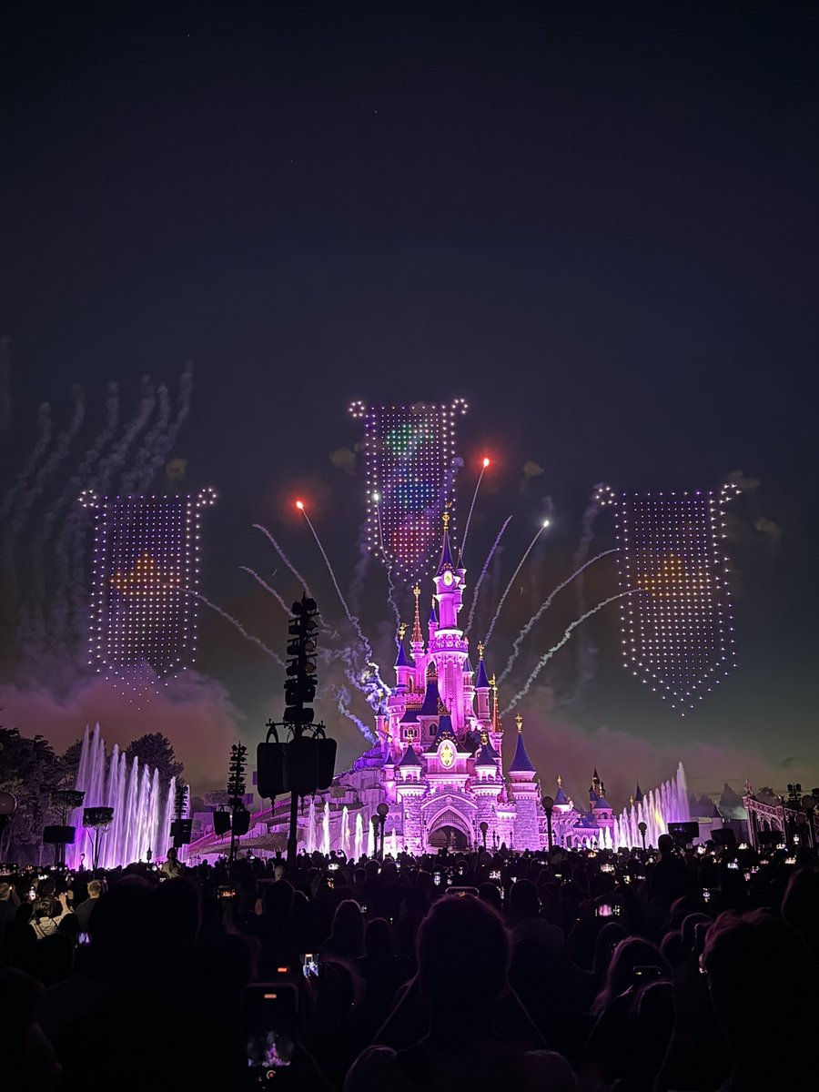 RemiCodron's tweet image. Ce dimanche 14 juillet, @DisneylandParis x @dronisos nous ont proposé un spectacle mélant feux d&apos;artifices et drones incroyable ! 🎇
Une justesse exceptionnelle pour le feu d&apos;artifice et plus de 1500 drones ! 
Bravo à toutes les équipes qui ont travaillé sur cet évènement ! 👏