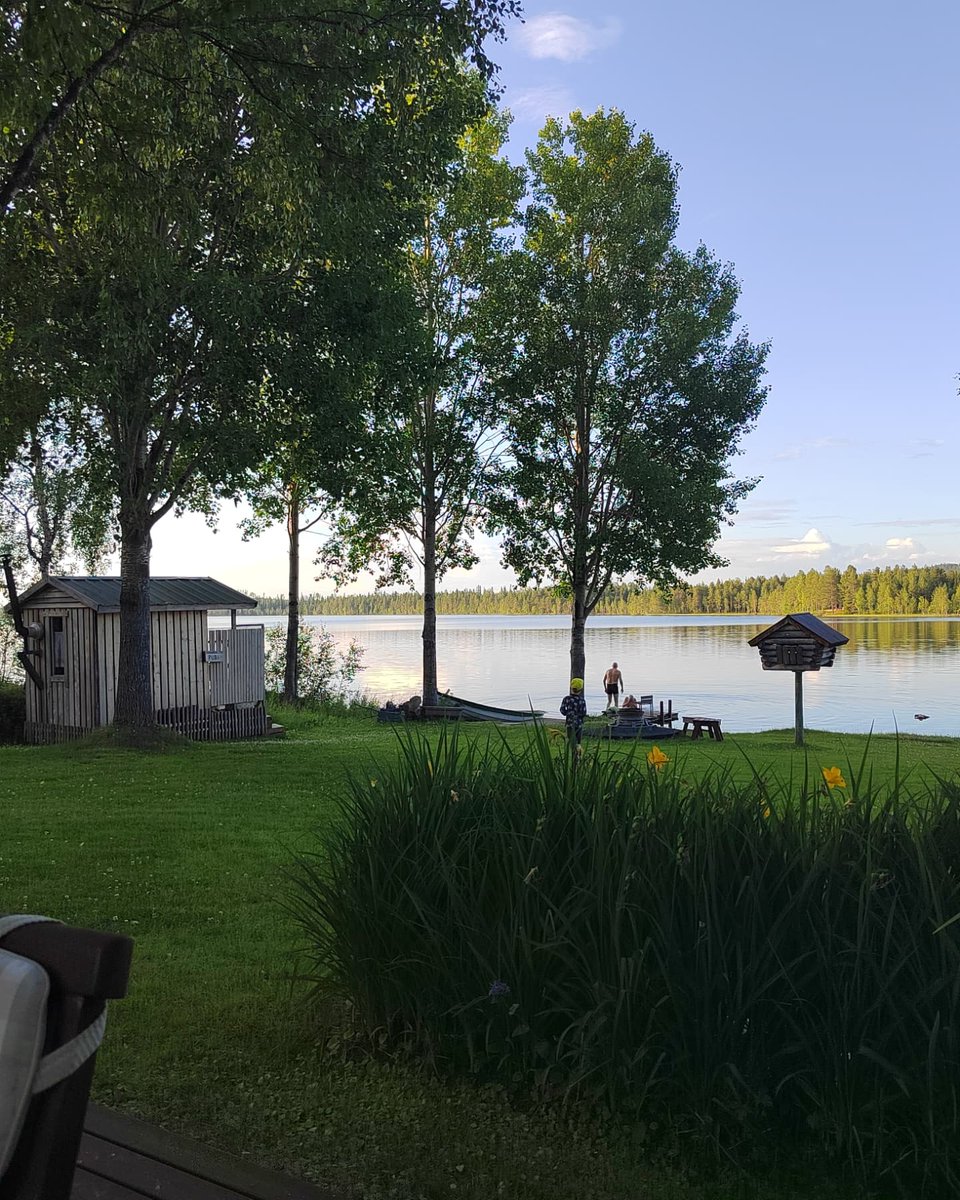 HillaVaarala's tweet photo. Terveisiä Sallasta! #savesallasenter korkattu, löysin Välikäsi-kirppikseltä mm. käsityöaarteita, kahvila oli oikein toimiva ja setäkin tanssittamassa yhtyeensä kanssa kyläläisiä.. Kunnon löylyt sedän kärrysaunassa ja uinti Ruuhijärvessä myös virkisti💚#salla #inthemiddleofnowhere https://t.co/SqJEH0nm5A