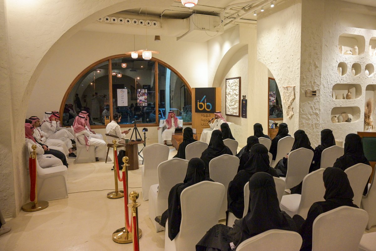 الشاعر عبدالله العنزي <a href="/abo_asil13/">عبدالله العنزي - أبو أصيل</a>
في #لقاءات_متكأ
لابد للشاعر في بدايته أن يحتفي بشعره وينشره، وأن تكون له لغة خاصة فيه، تميزه ويتفرّد بها، مع الأخذ بعين الاعتبار أن لغة الشاعر تتأثر بطفولته..