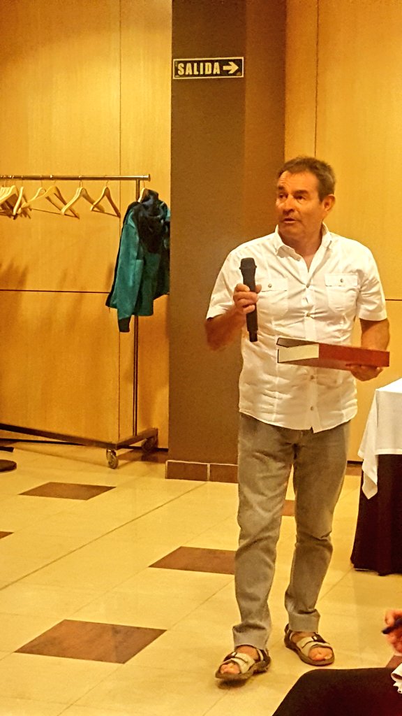 Detalle homenaje del presidente del <a href="/CcErmitagana/">CcErmitagana</a> a <a href="/PPsanchsa/">Sanchez Primi</a> y las  palabras de agradecimiento de Primi al club. 
#iruñerrikoitzulia24 #VueltaPamplona24