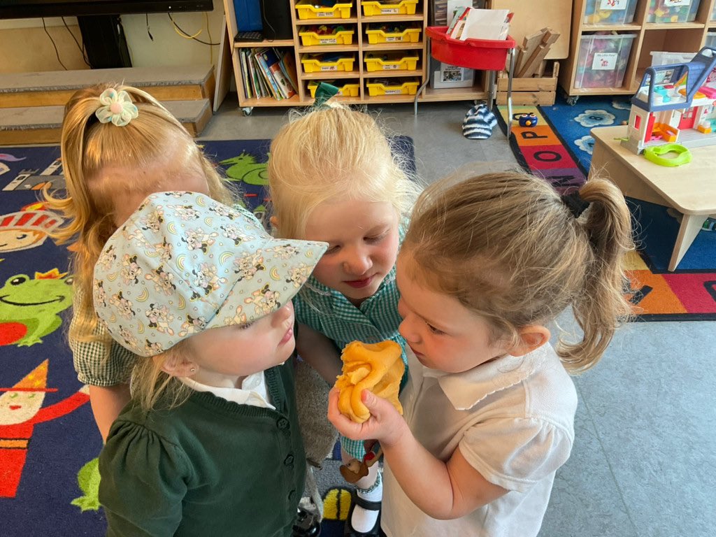 RoseCallaway3's tweet photo. The girls in Ladybird Class added orange zest to the play dough to make it smell like real oranges. @inclusion_s @AsWainscott @johnbryantHT @LAHam21 @Primary1stTrust #PlayingAndExploring https://t.co/UWtwzrEnec