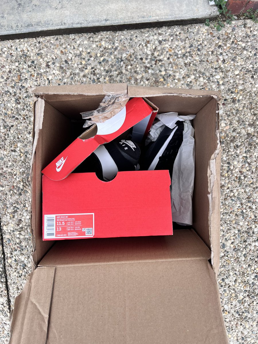 CodyG_Mitchell's tweet photo. @Nike serious question - is this normal? Asking so I know if I should return or replace and customer service doesn’t have the ability to see images. Could have been due to the oversized box used to ship. https://t.co/UjYJ577tHI