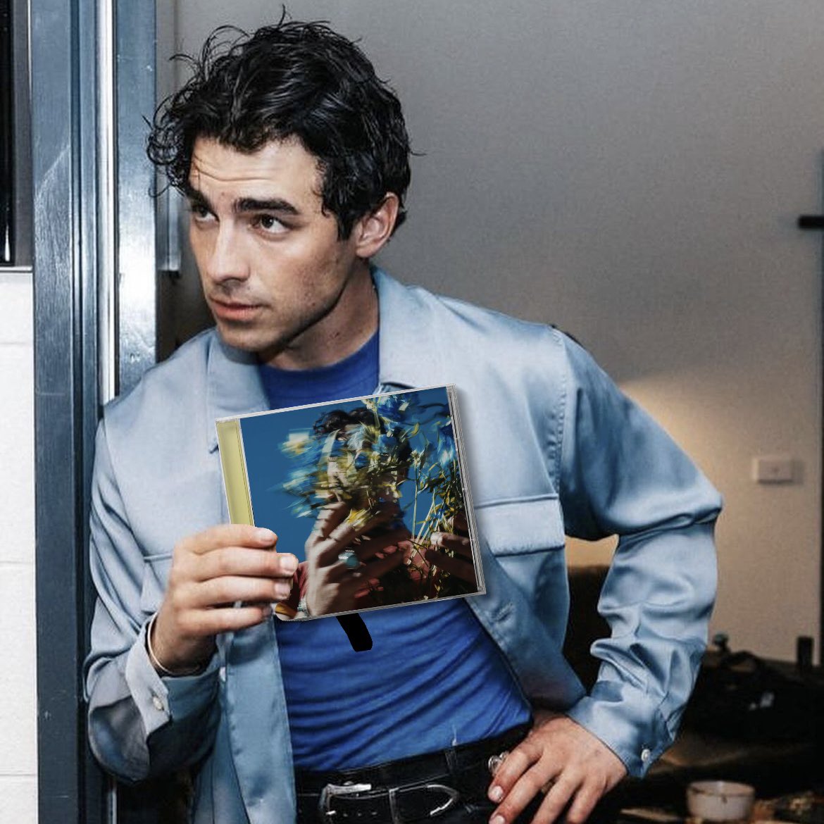prodmelaudme's tweet photo. Joe Jonas holding the album of the year https://t.co/JNQoEtjUnQ