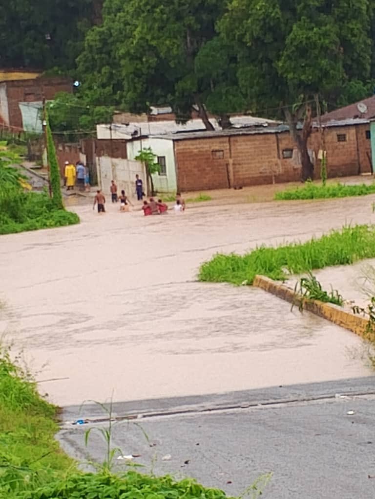 RonielFarias's tweet photo. Limpieza canalización de los rios, Canales y drenajes de nuestra ciudad son de obligatorio cumplimiento!!! Nuestra ciudad bajo la protección de Dios,  por que quienes por obligación deben cumplir brillan por su ausencia!! Fuerza Ciudad Bolívar #ElAmanecerEstaCerca🇻🇪 https://t.co/GgmpHdXD7C