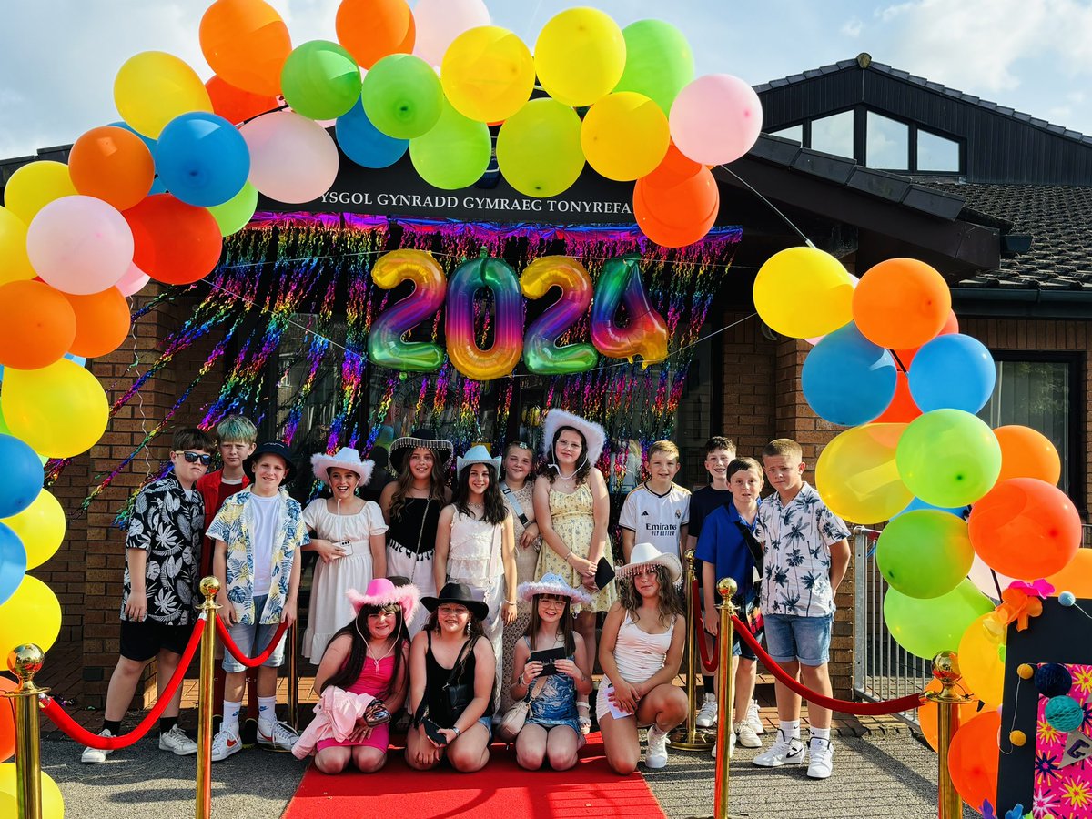 YGGTonyrefail's tweet photo. Gŵyl Gadael Blwyddyn 6 🎉 Diolch yn fawr i bawb gyfranodd at ei lwyddiant. A very successful Year 6 leavers party this evening. A big thank you to all who contributed to its success! 🎉 https://t.co/2yRqCqr0cM