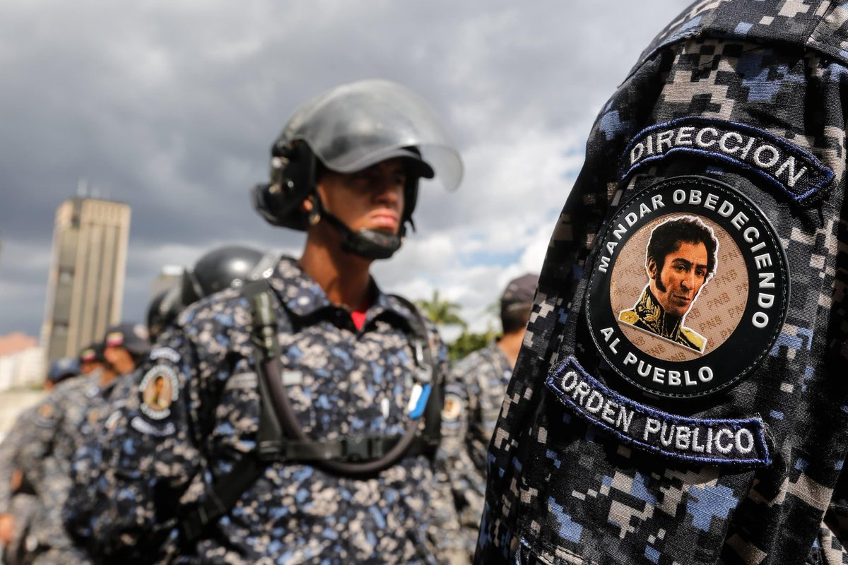 Destacó el rol protagónico de la policía, como columna vertebral de la garantía de la paz en el territorio, la protección y el servicio del pueblo. “Ustedes serán los ángeles de la paz, junto al pueblo, siendo necesario, la doctrina, la disciplina y sobre todo la máxima moral”.