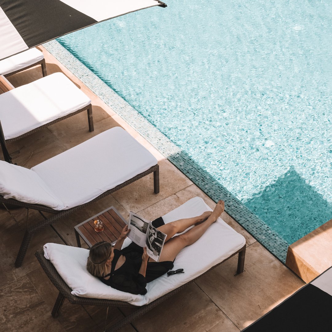 Dive into a good read amidst the turquoise pool waters and the sun's warm embrace. ☀️ Share your favorite summer reading in the comments.

#fourseasons #fscasablanca