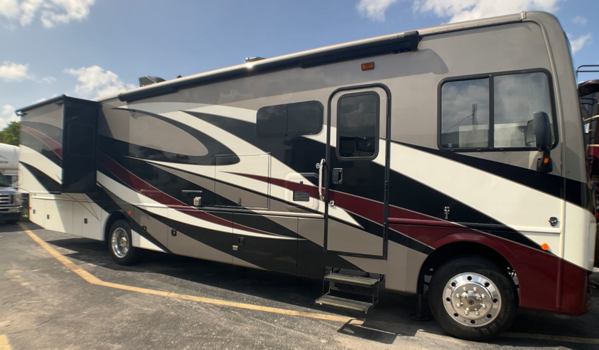 Rent me! Holiday Rambler Vacationer. Sleeps 10.
fortlauderdalerv.com/fort-lauderdal…
This motorhome provides all the features you need to be comfortable. It features 2 slideouts, bunk beds, residential refrigerator &amp; 2 FULL baths.
fortlauderdalerv.com/fort-lauderdal…
#rv #rvlife #rvliving #rving #rvtravel