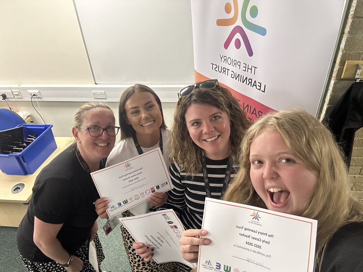 MissDepledge_'s tweet photo. We did it! 🥳 back together to celebrate finishing our ECT years 💚 @miss_lodge3 @EKellyStAnnes @MissSingleton8 https://t.co/uC1AhsRo7s