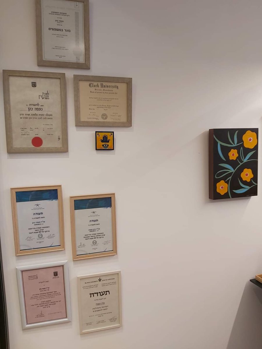 NaamaCo_'s tweet image. סיפור קטן שלא הגיע אל כולכם, ונראה לי שתאהבו ❤️, על לעשות טובה ועל הסיכויים שלנו. 
בית המשפט לענייני משפחה הוא מקום עם סטרס באוויר, אפשר להרגיש את המתח ואת האנרגיות הקשות. הגעתי עם לקוחות לדיון שקבוע לעשר וחצי, לחוצה לסיים מהר, יש לי משהו אחר בתל אביב עוד שעתיים.