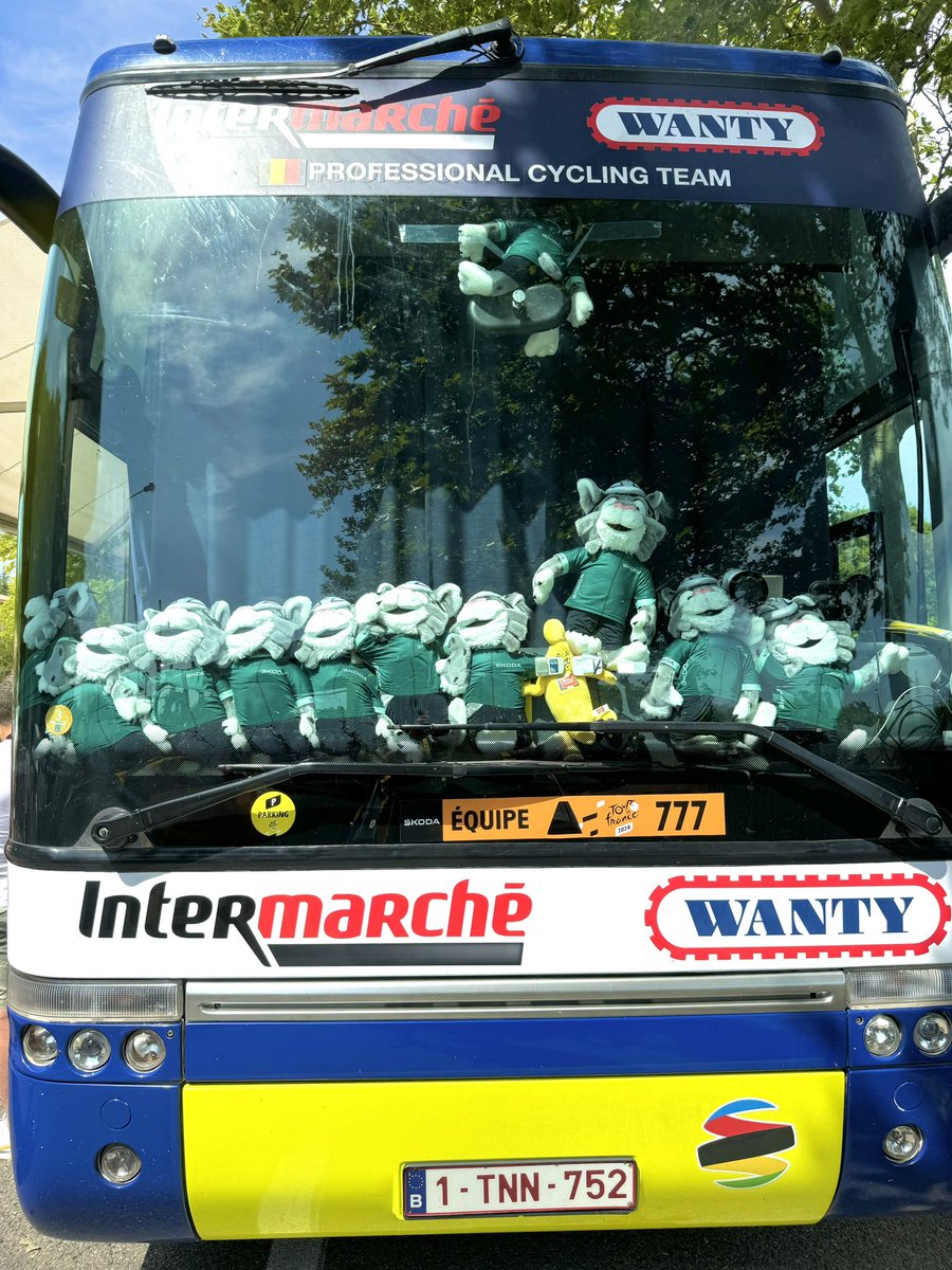 LottoIntermarch's tweet photo. Big family in the bus 💚 #TDF2024 

📸 @CyclingAfrica https://t.co/1xfNdoSqYU