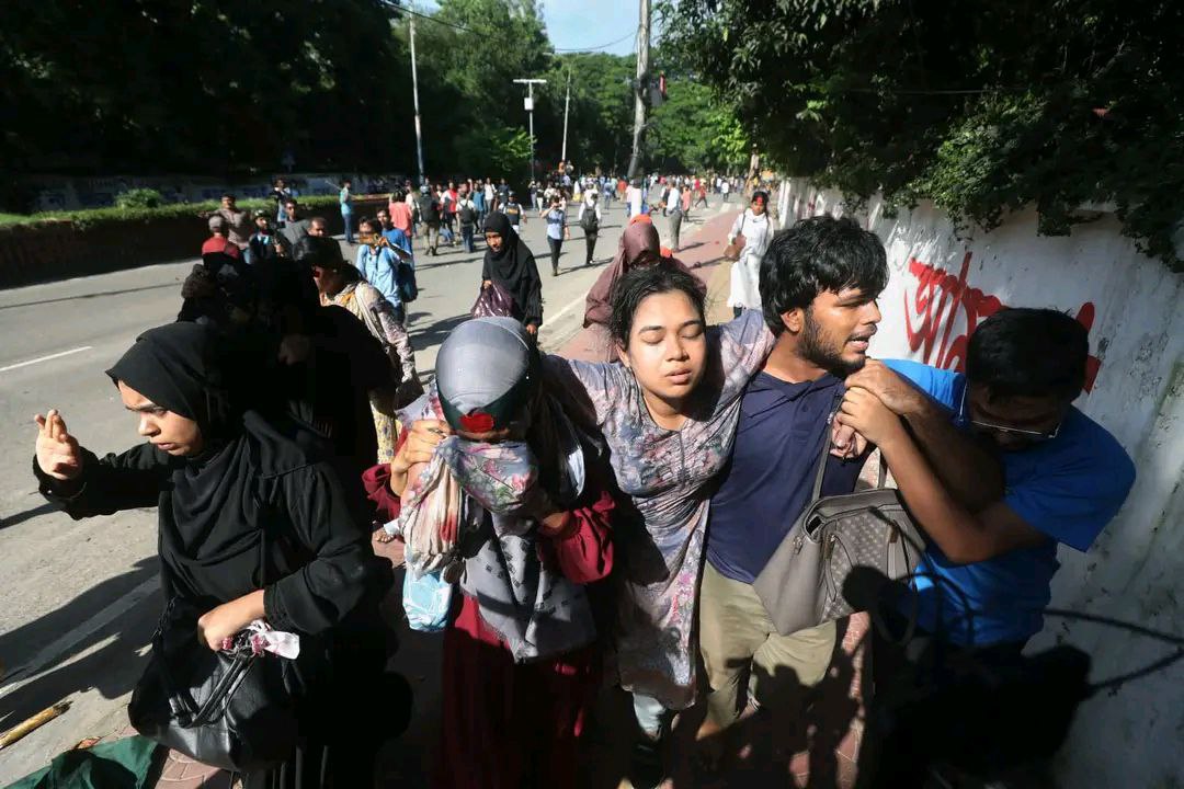 EmtiazOhon's tweet photo. #StudentsUnderAttack
#Save_Bangladeshi_students
 #AllEyesOnDhakaUniversity 
#AllEyesOnDhaka 
#StepDownSheikhHasina
 #SaveBangladeshiStudents
 #quotamovement2024
#QuotaReformProtest https://t.co/MxEl8LWM4V