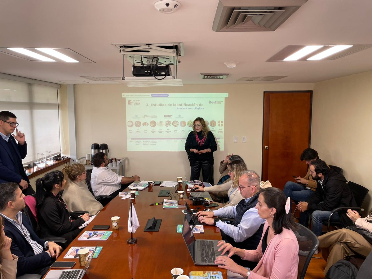 INMdeColombia's tweet photo. #Hoy recibimos una visita de la delegación del @conacytparaguay y @MIC_PY en nuestras instalaciones. Este encuentro, coordinado con @ONUDIColombia, permite la transferencia de conocimientos y experiencias desde el @SICAL e @INMdeColombia, generando #AlianzasEstratégicas que promueven la articulación de la #InfraestructuradelaCalidad con el #SectorProductivo. Este trabajo conjunto asegura que nuestros productos y servicios cumplan con los más altos estándares internacionales, fortaleciendo así la confianza y la #Competitividad en el #ComercioGlobal.

#VisitaEstratégica #INMdeColombia
