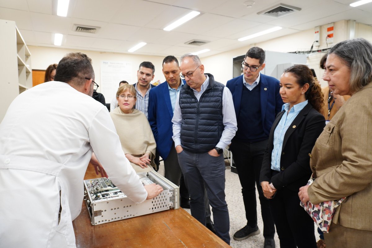 INMdeColombia's tweet photo. #Hoy recibimos una visita de la delegación del @conacytparaguay y @MIC_PY en nuestras instalaciones. Este encuentro, coordinado con @ONUDIColombia, permite la transferencia de conocimientos y experiencias desde el @SICAL e @INMdeColombia, generando #AlianzasEstratégicas que promueven la articulación de la #InfraestructuradelaCalidad con el #SectorProductivo. Este trabajo conjunto asegura que nuestros productos y servicios cumplan con los más altos estándares internacionales, fortaleciendo así la confianza y la #Competitividad en el #ComercioGlobal.

#VisitaEstratégica #INMdeColombia