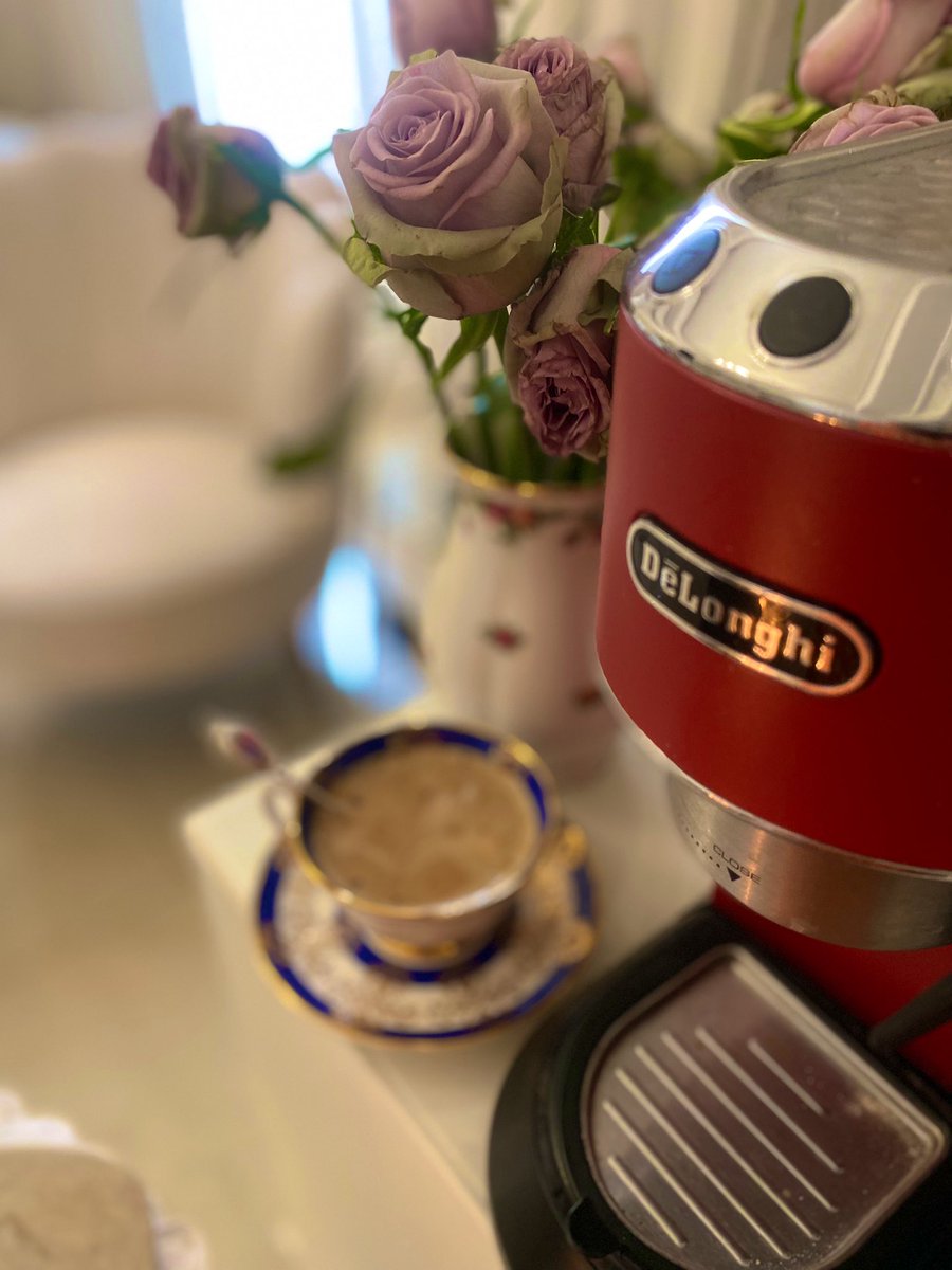 <a href="/Hamda_HAlshamsi/">أم أحمد</a> وديّ اتقهّواك واشبع مّن سّواليفك
ويمضي بي الوقت ما هّزيت فنجّالي💜