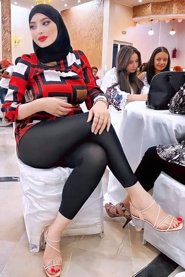 هي متجوزاك عشان انت ملكش شخصية وهي اللي تمشي كلمتها عليك هي عايزة تلبس براحتها وتتشRمط في مشيتها وهزارها مع الرجالة، عايزة اي راجل يعجبها تقف تلاغيه قدامك وقدام الناس ومحدش له عندها حاجة ما هي المفروض على ذمة راجل. متستغربش لما تاخدك معاها لحد اوضة الدكر اللي هي R.كب مراتك قدامك