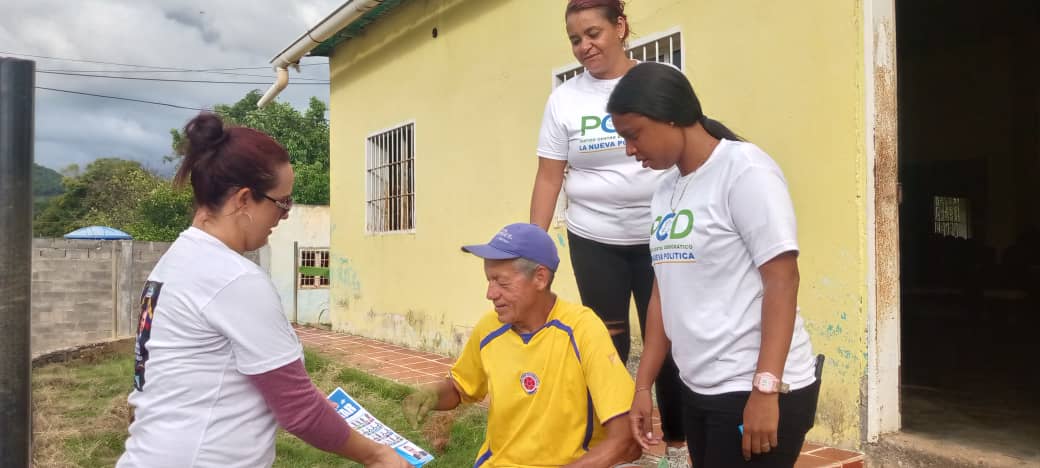 Yandir_PCD's tweet photo. Nuestro equipo del @PCD_Venezuela #upata sigue casa por casa en el sector #elchivo mostrando como votar este #28DeJulio por @EdmundoGU candidato de la #unidad de todos los venezolanos.

Seguimos firmes en la lucha por la libertad de la mano de @MariaCorinaYA 

@ConVzlaComando 
@ComanditosVzla 
@CarlosAlaimove