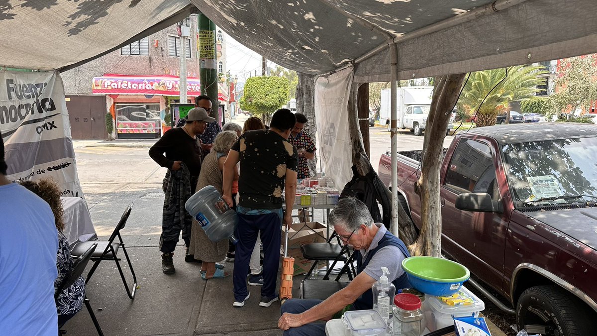 arturo_elias70's tweet photo. Nos encontramos atendiendo a nuestros vecinos de la Col 3 Estrellas con la Jornada de Servicios que ofrece el Dip @vhlobo y el equipo de #FuerzaDemocratica a la ciudadanía de la CDMX, nuestro compromiso es contigo!!! Acércate a aprovechar estos servicios #EquipoLobo https://t.co/Ps2VAcN3eA