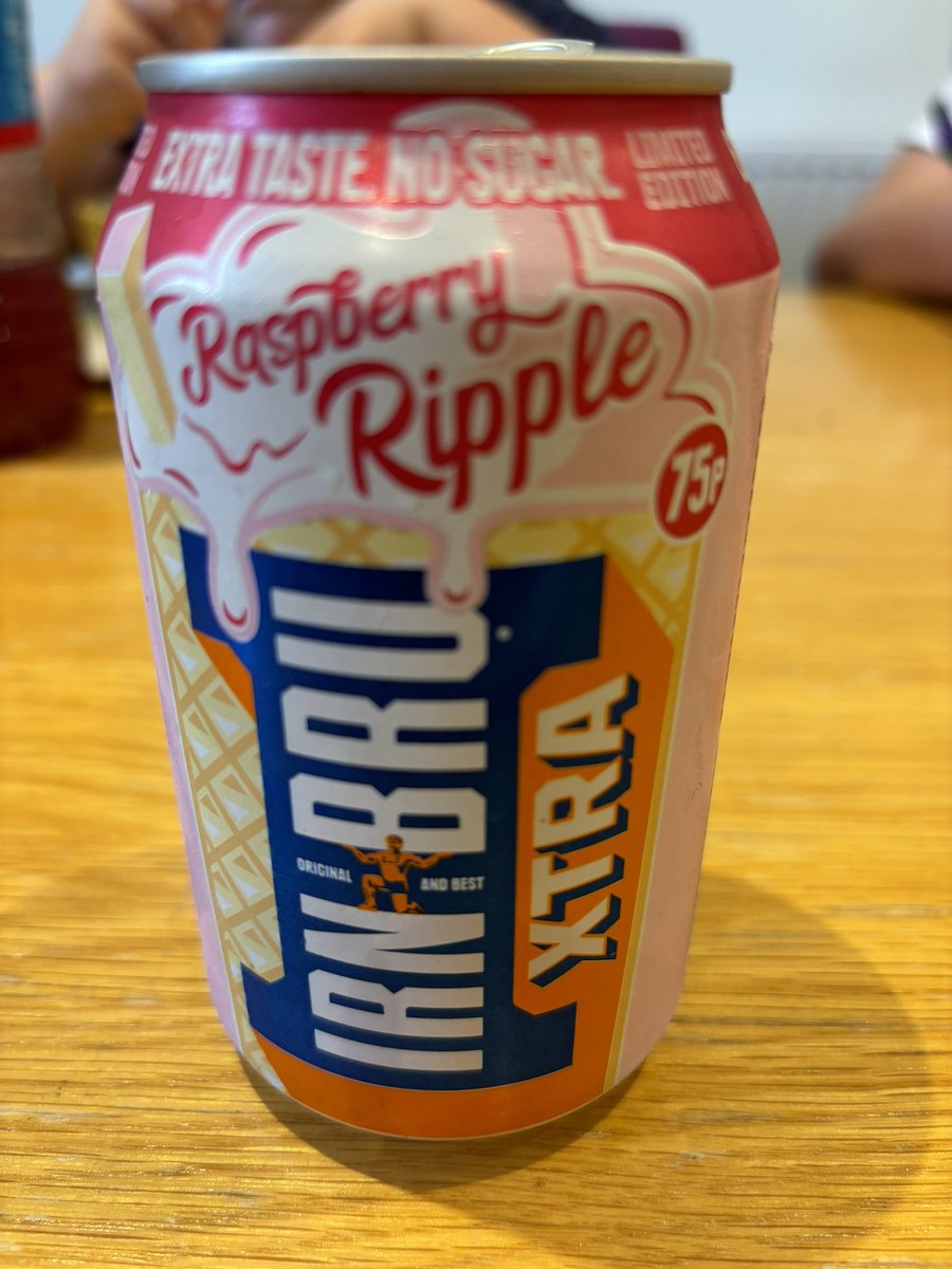 Rhyno_24's tweet photo. @KevTalbot @chris_neto @Iffsi @WhatIffAV @AdmHrv @JPWard @irnbru This is an acquired, somewhat, weird-come-confused taste! But weirdly, I think I actually like this #RaspberryRipple @irnbru Extra! https://t.co/cjbAaluZlE