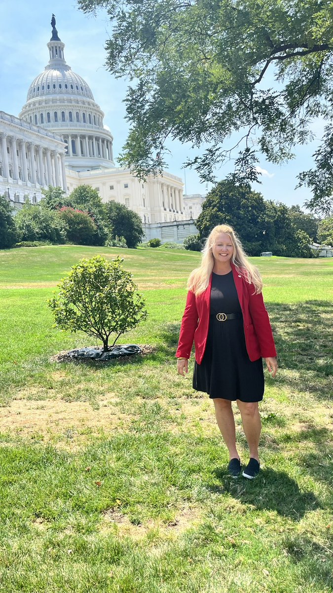 AKientzy's tweet photo. The capital doesn’t care that I’m awkward and don’t know #whattodowithmyhands https://t.co/k5KiWSSWAu