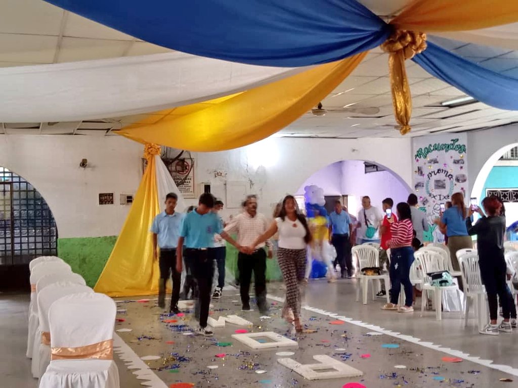 En un ambiente de alegría y colorido los estudiantes de la EBN Félix María Paredes del Mcpio Bolívar reciben la certificación de aprendizaje por la aprobación del 3er año de educación media general.
#VenezuelaProductiva
<a href="/NicolasMaduro/">Nicolás Maduro</a> 
<a href="/_LaAvanzadora/">Yelitze Santaella</a> 
@MPPEDUCACION