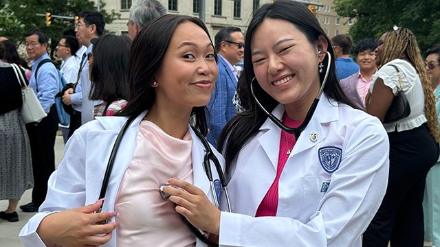 CWRUSOM's tweet photo. Congratulations to the @cwru School of Medicine Class of 2028 for receiving their white coats at a ceremony on Sunday. The coat symbolizes a commitment to upholding the highest standards of ethics and patient care while studying and practicing medicine. #Classof2028 https://t.co/aW4ncnMCUj