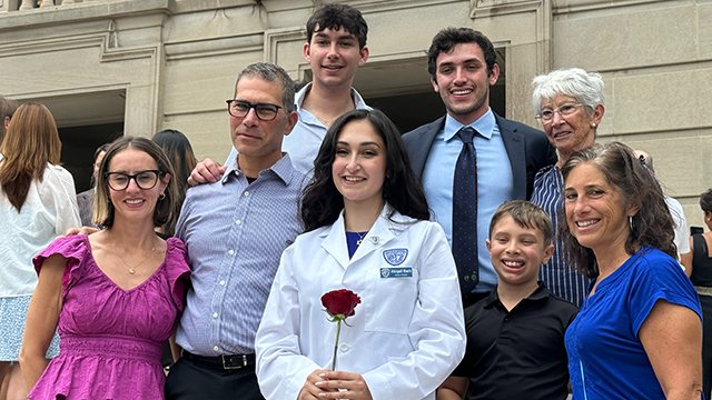 CWRUSOM's tweet photo. Congratulations to the @cwru School of Medicine Class of 2028 for receiving their white coats at a ceremony on Sunday. The coat symbolizes a commitment to upholding the highest standards of ethics and patient care while studying and practicing medicine. #Classof2028 https://t.co/aW4ncnMCUj