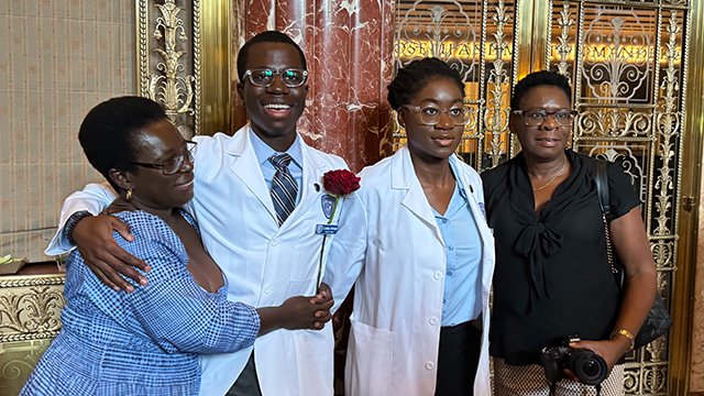CWRUSOM's tweet photo. Congratulations to the @cwru School of Medicine Class of 2028 for receiving their white coats at a ceremony on Sunday. The coat symbolizes a commitment to upholding the highest standards of ethics and patient care while studying and practicing medicine. #Classof2028 https://t.co/aW4ncnMCUj