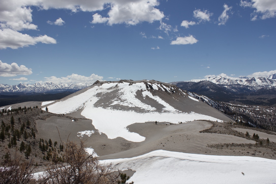 USGSVolcanoes's tweet photo. All volcanoes in California were at normal levels of activity last week. https://t.co/r5z5SQkH5l 
Are you pining for cooler climes after the recent California heatwaves? Chill out with this photo of the snow-dusted Mono-Inyo Craters lava domes. (USGS photo by Genna Chiaro) https://t.co/R4M9fAx3tp