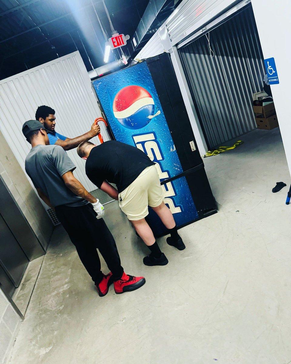 StackLife513's tweet image. Any &amp;amp; everybody in the Cincinnati or surrounding areas that’s looking for movers..

Make sure you hit up @jaymon_.king ..tell him @StackLife513 sent you.. 

Very professional &amp;amp; gets the job done!!.. no load too big or too small🗣️🗣️🗣️💯
#SupportBlackOwnedBusinesses #StackLife©