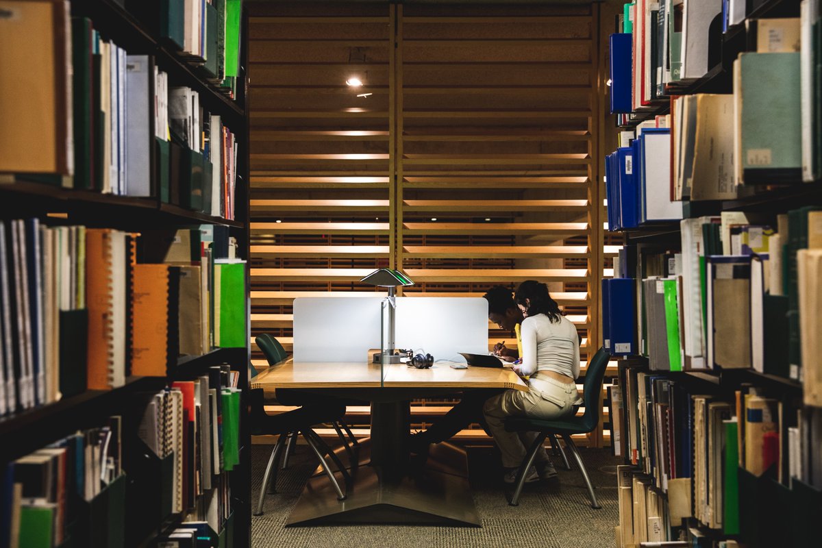 BAnQ et la Fondation de BAnQ s’associent au <a href="/FRQSC/">FRQ - secteur Société et culture</a> afin d’offrir des bourses de doctorat. Nous encourageons ainsi des étudiants et étudiantes qui s’intéressent au Québec ou à des enjeux liés notre mission. 👨‍🎓 Pour plus de détails, cliquez ici : bit.ly/4f8I1lF