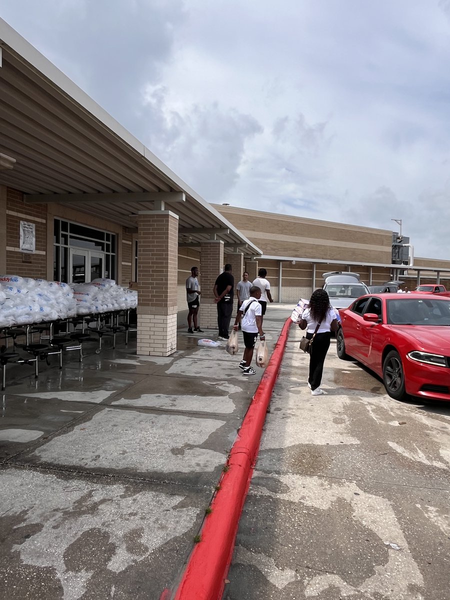 At Summer Creek HS on Sunday helping out big time! We hooked up 500 families w/food, water, ice, paper towels, hot meals, you name it. We're on Day 7 no power ourselves, but being able to give back totally made it all worth the sweat.  #blessed #justinjlax #HurricaneBeryl