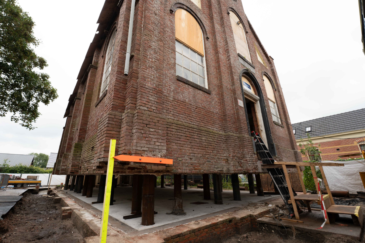 De historische kerk van Overschild gaat een indrukwekkende fase in van het versterkings- en restauratieproject: de kerk wordt gevijzeld. Met deze techniek wordt het gebouw 150 cm opgetild met hydraulische hefapparaten. Lees meer: bit.ly/4cLZj6y