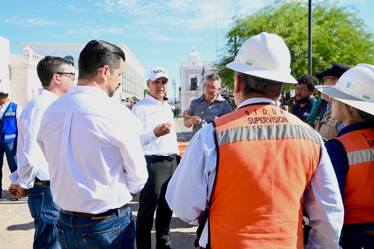 SidurSonora's tweet photo. 🔎 Godofredo Gardner, titular de #SIDUR supervisó los avances de las calles, en las cuales se tiene contemplada una inversión de 180.8 millones de pesos.

🧵(2/3) https://t.co/MFToX6iKGv