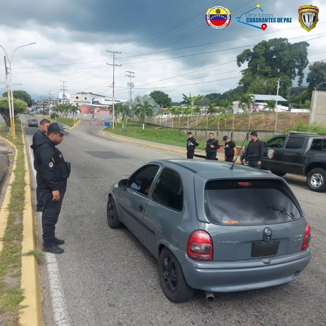 Trabajamos incansablemente para garantizar un entorno seguro para todos nuestros ciudadanos.

#VenezuelaSegura
<a href="/nicolasmaduro/">Nicolás Maduro</a>
<a href="/CeballosIchaso1/">@FuerzaDinamica Remigio Ceballos Ichaso</a>
<a href="/mijpvzla/">MPPRIJP</a>