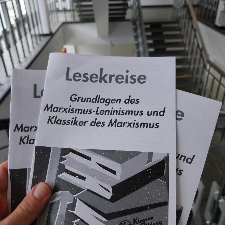 Klassenbildung1's tweet image. Du hast Interesse, dich gemeinsam mit uns zu bilden, zu lernen und aktiv zu werden? Dann melde dich bei uns!  
Komm zu unseren Lesekreisen in Berlin, Leipzig, Augsburg, Dortmund, Essen, Frankfurt, Freiburg, Hamburg, Köln, Nürnberg und Wuppertal!  klassenbildung.net/lesekreis