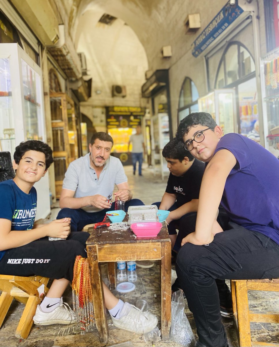 Yaz tatilini tesbih işinde çalışarak değerlendiren koca yürekli kardeşlerimizi kutluyorum! Emekleri ve zanaat aşkları hepimize ilham veriyor. Başarılarınız daim olsun! 👏✨