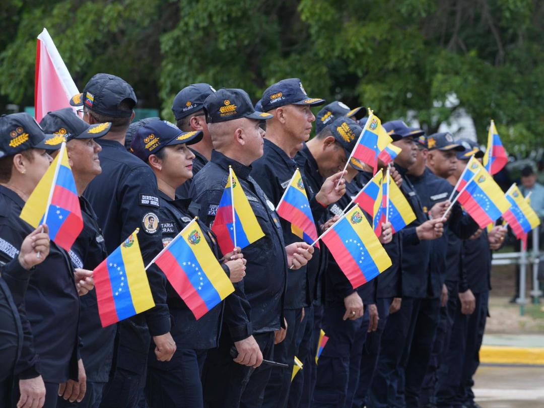 El Presidente Nicolás Maduro encabezó los actos por Día Nacional del Policia junto al  vicepresidente sectorial para la Seguridad Ciudadana y la Paz A.J <a href="/CeballosIchaso1/">@FuerzaDinamica Remigio Ceballos Ichaso</a> desde el Paseo Monumental Los Próceres. 🇻🇪
#FormarParaTransformar
#VenezuelaSegura
#JuntosPorLaVidaYLaPaz