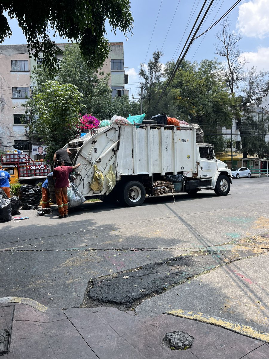 jagabo's tweet photo. "Lucia" el camión de basura 904 (Eco 1164) que bloquea el cruce de Michoacán y Yautepec (Condesa), deja el motor prendido, contaminando y apestando de humo y ruido por 5 horas continuas. ¿Quién pone orden?
@C5_CDMX
@SSC_CDMX
@locatel_mx
@AlcCuauhtemocMx
@SOBSECDMX
@SEMARNAT_mx https://t.co/vMcc4h2pjq