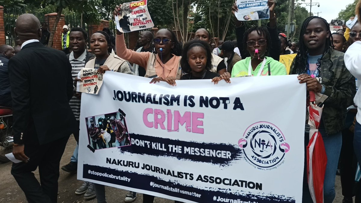 Sir_Isaac6's tweet photo. Today, the Nakuru Journalism Association organized a protest to denounce the police brutality that resulted in the shooting of one of our colleagues while covering an anti-government protest. We strongly condemn the attacks against journalists and all unarmed citizens by police. https://t.co/9aRcgL8rKI