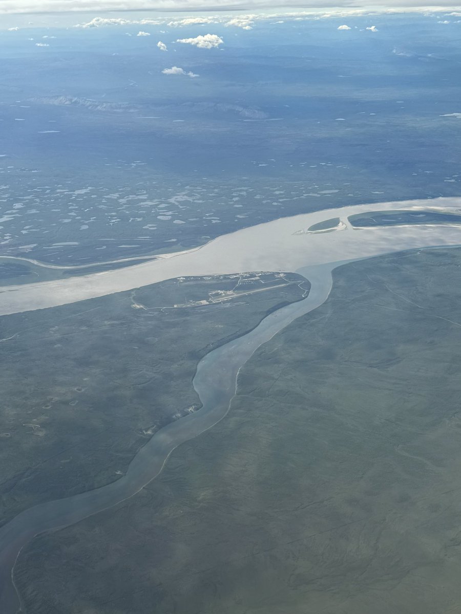 tephrafan's tweet image. I am an expert at poor quality landscape photography from commercial flights. A few shots from Yellowknife (very smoky), Dehcho (Mackenzie) south of Tulit’a looking toward the Redstone (sharp bend joining Dehcho), and view of Tulit’a down the Great Bear River in the #Sahtu
